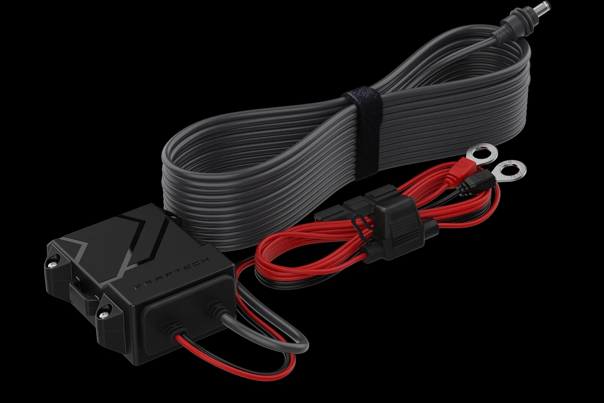 Voltenna Pro com módulo, terminais de ligação à bateria e cabo de alimentação da Starlink Mini.