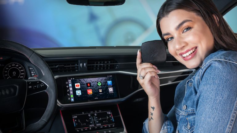 mulher com Streaming Box na mão dentro do carro